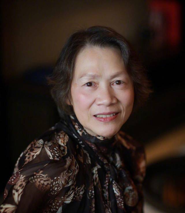 侯佩岑晒母亲林月云背影照号称台湾甘比和两个男人传绯闻