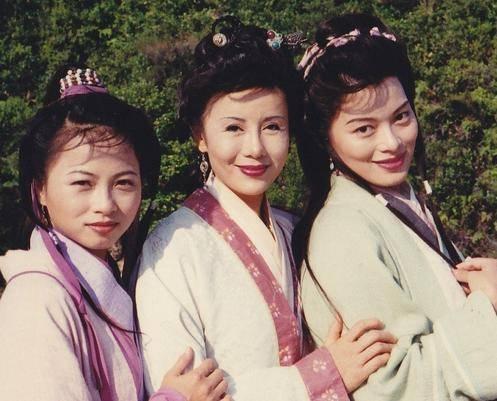 刘玉翠从小出生于一个并不富裕的家庭,父母一共生了17个孩子,她在家中