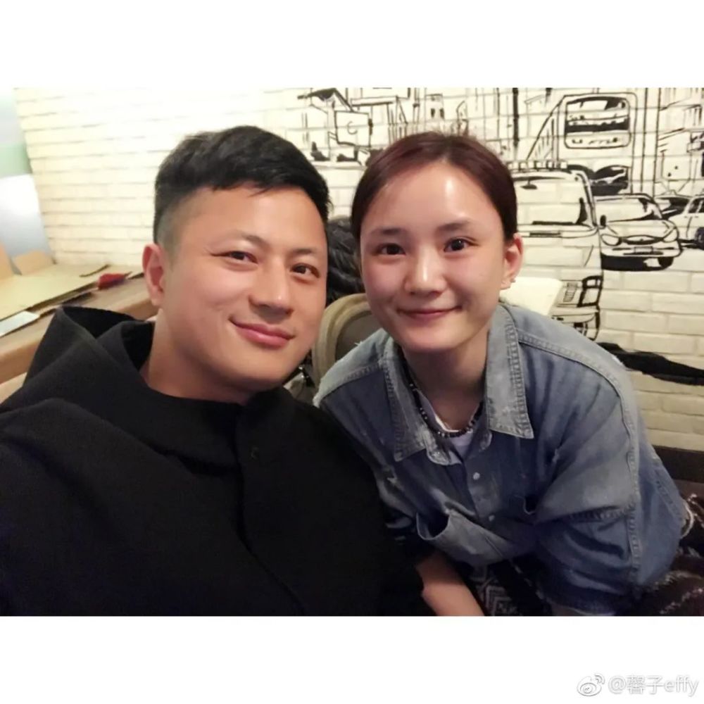 林江国18年的时候才结婚,老婆是张嘉文涵,也是演员,但是出演的戏并不