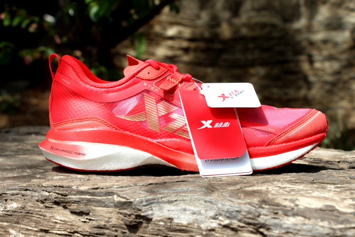 轻质高弹速度与实力的碰撞特步160x竞速跑鞋评测