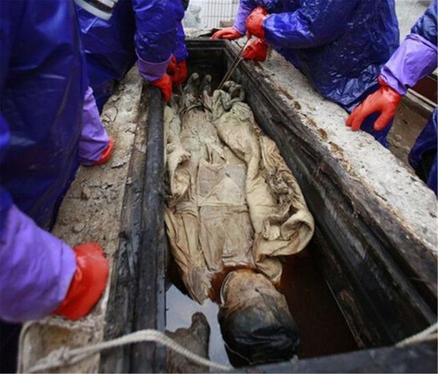江苏发现明朝不腐女尸,手戴绿宝石,专家褪去衣物后:绝色美女