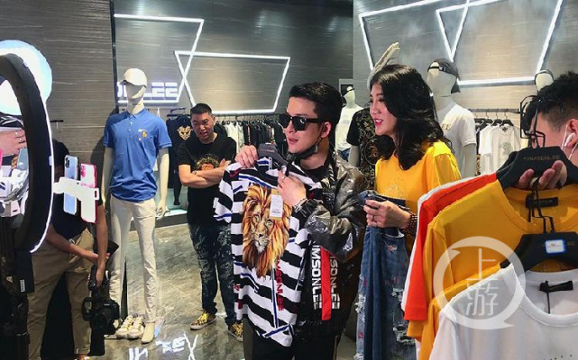 罗嘉表示,个人很欣赏也很看好tomsonlee的服装风格,品质感,设计感