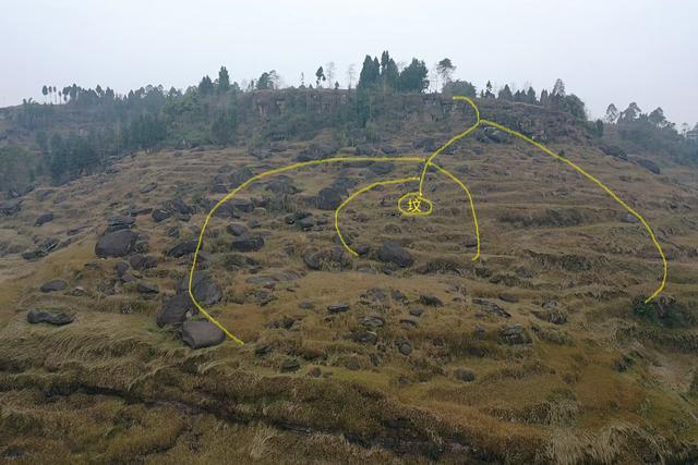 对面拉近镜头看穴星位置,前方开坪.虾须分水,不使墓受淋头水侵害.