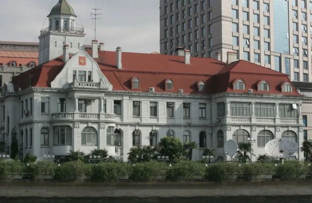 红瓦灰墙的俄罗斯领事馆