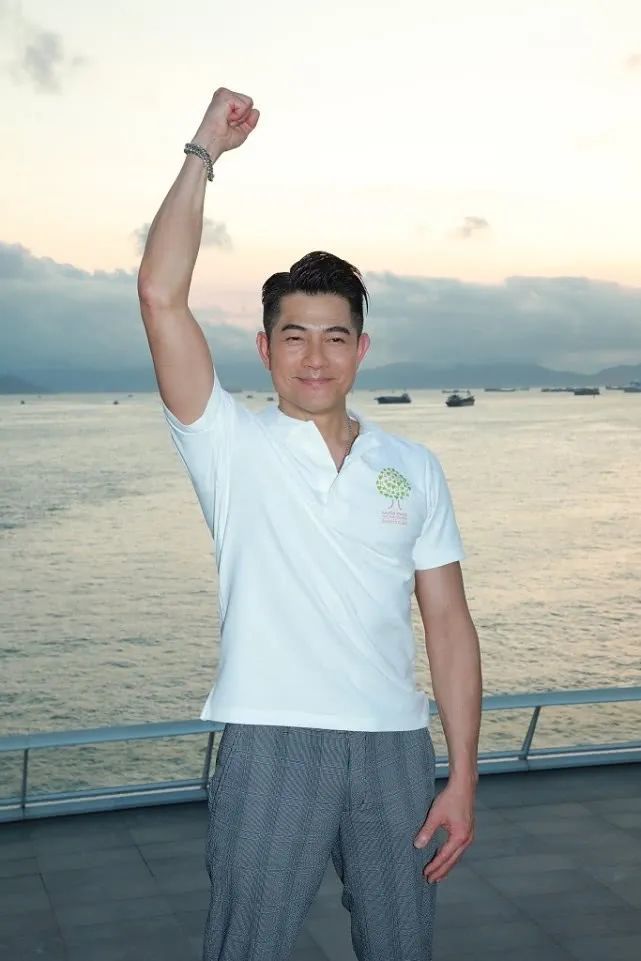 54岁郭富城帅气造型,polo衫 西裤,梳起侧分背头魅力十足