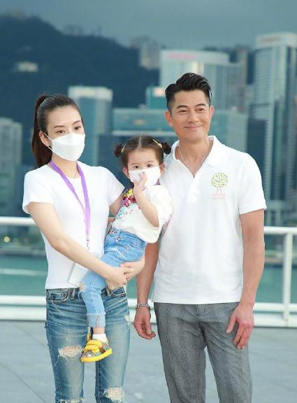 方媛|32岁方媛晒麻花辫造型，美颜后皮肤光滑似婴儿，去掉滤镜认不出