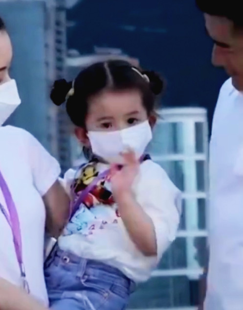 方媛|32岁方媛晒麻花辫造型，美颜后皮肤光滑似婴儿，去掉滤镜认不出