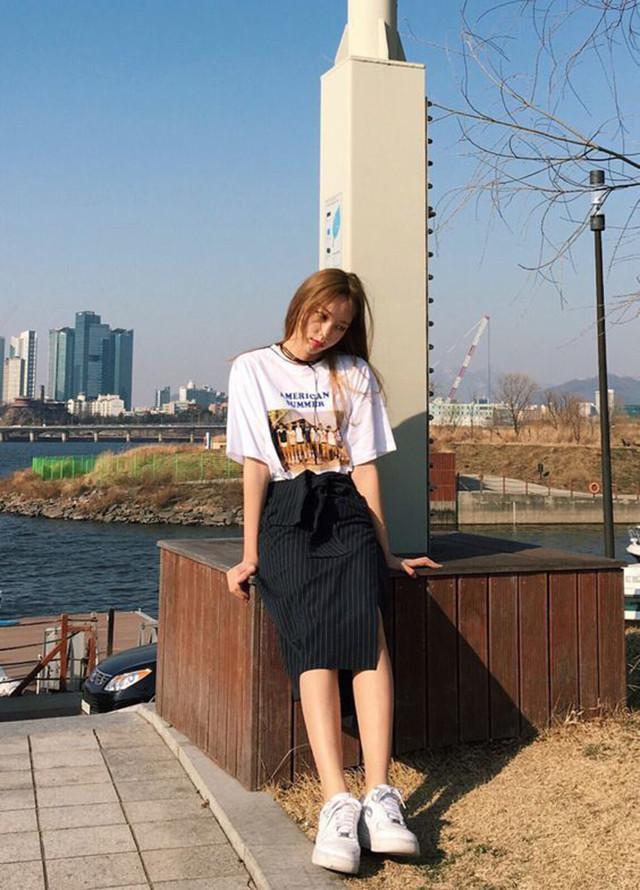 短裙 oversized t-shirt 搭配短裙时特别有学生感,不出错的选择是
