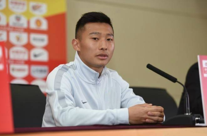 后,他曾经也在中超联赛出场,但很快被丁勇租借到了中甲呼和浩特中优