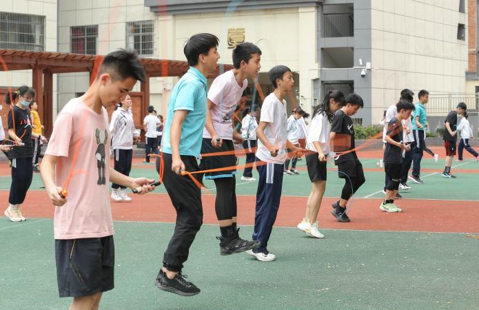我市各初三学生备战中考体考,最后冲刺集训忙