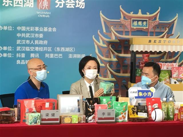 用地道英语打招呼 娓娓道来临空港文化 这位区领导被网友奉为直播女神 腾讯新闻