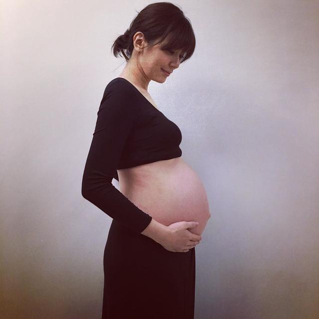 贾静雯母亲节罕见晒孕肚照并分享童年时的自己与咘咘神相似