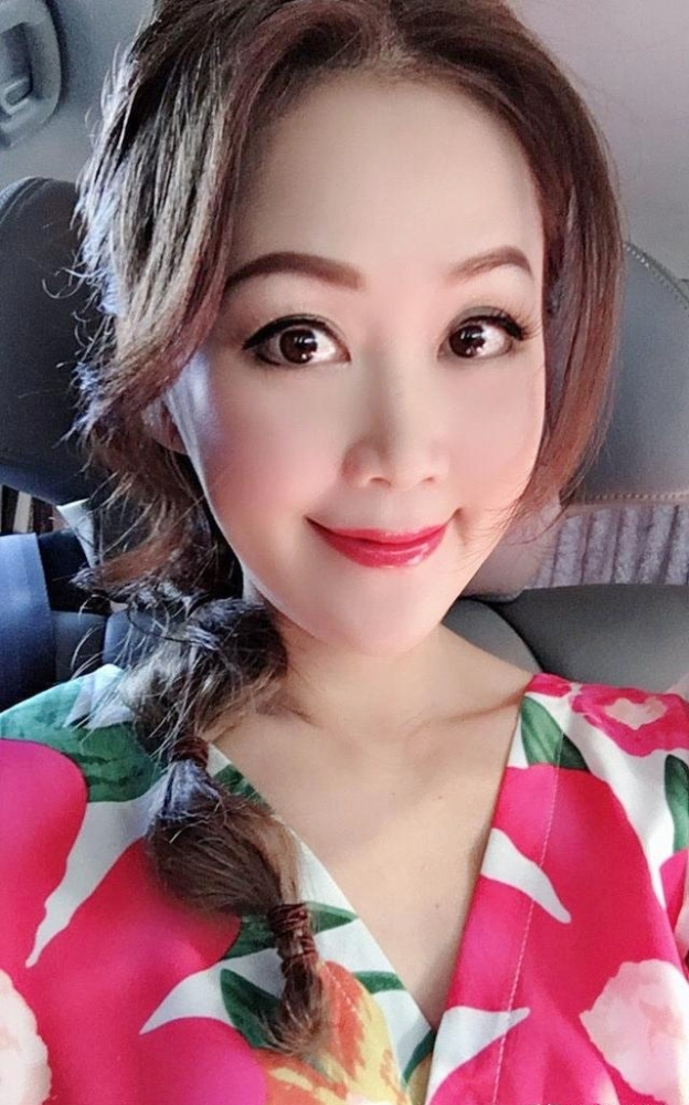 50岁梁小冰太惊艳一袭印花连衣裙配灯笼辫状态像18岁少女