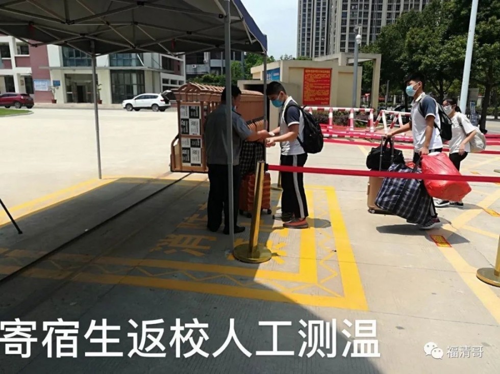 宏路中学在融城中学,一大早学生就陆续进入校园报到,在各个部门的服务