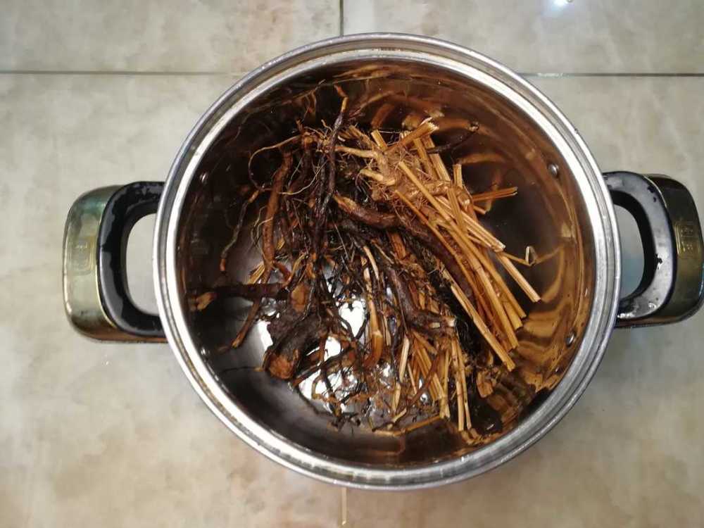 过饥草筒骨小肠汤妈妈的药膳小时候的味道