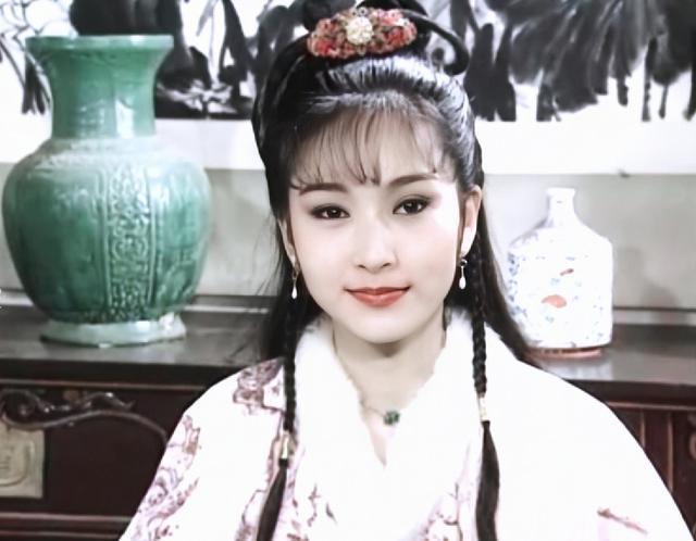 她也饰演过林黛玉,眼神传神不输陈晓旭,美得惊世脱俗