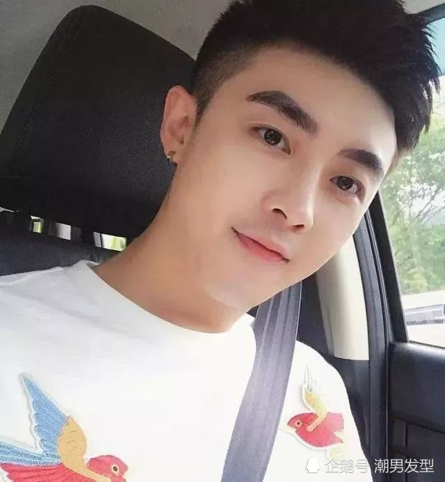 这款发型极好地修饰男生的脸型,让额头较窄或者颧骨高的男生也能帅