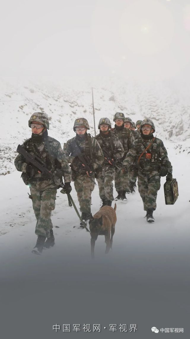 雪中巡逻的战士图片