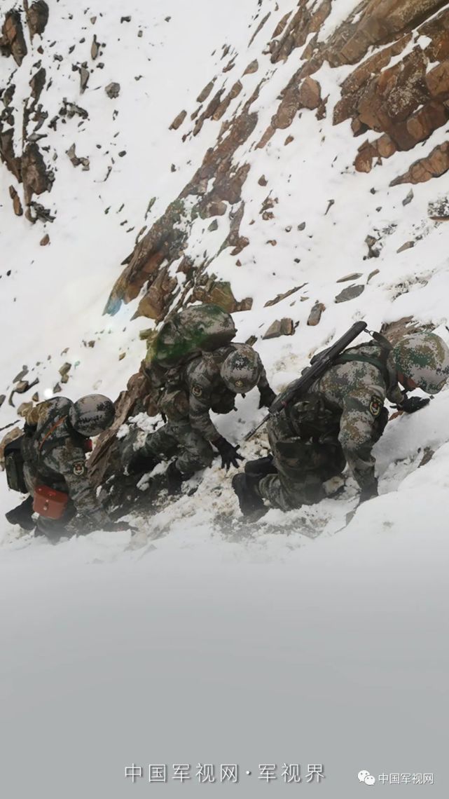 雪山上的边防军图片图片