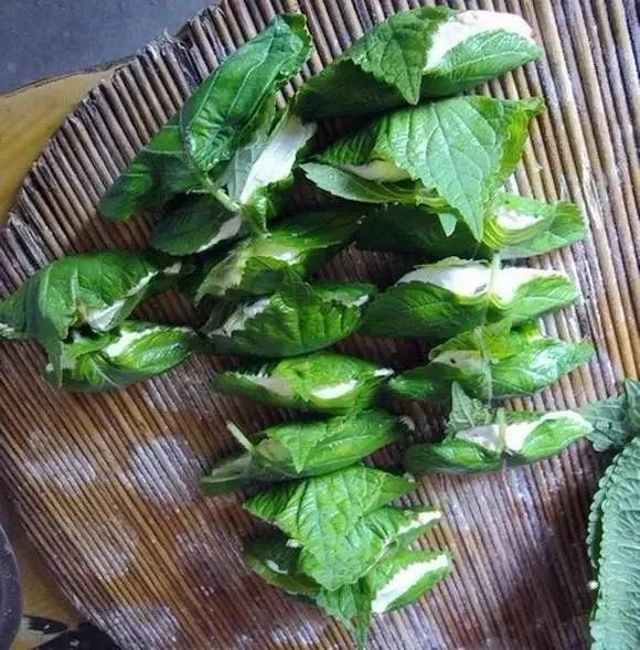 和普通的东北粘豆包不同苏子叶饽饽是用糯米制成口感更加黏软香甜而它