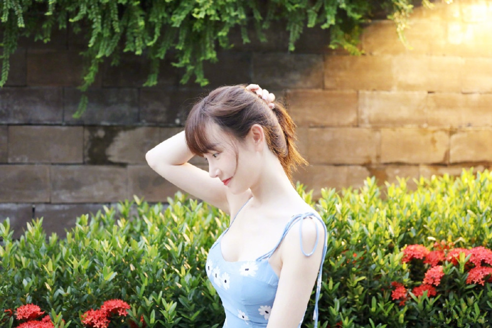 张檬身穿淡蓝色吊带长裙,肤白貌美