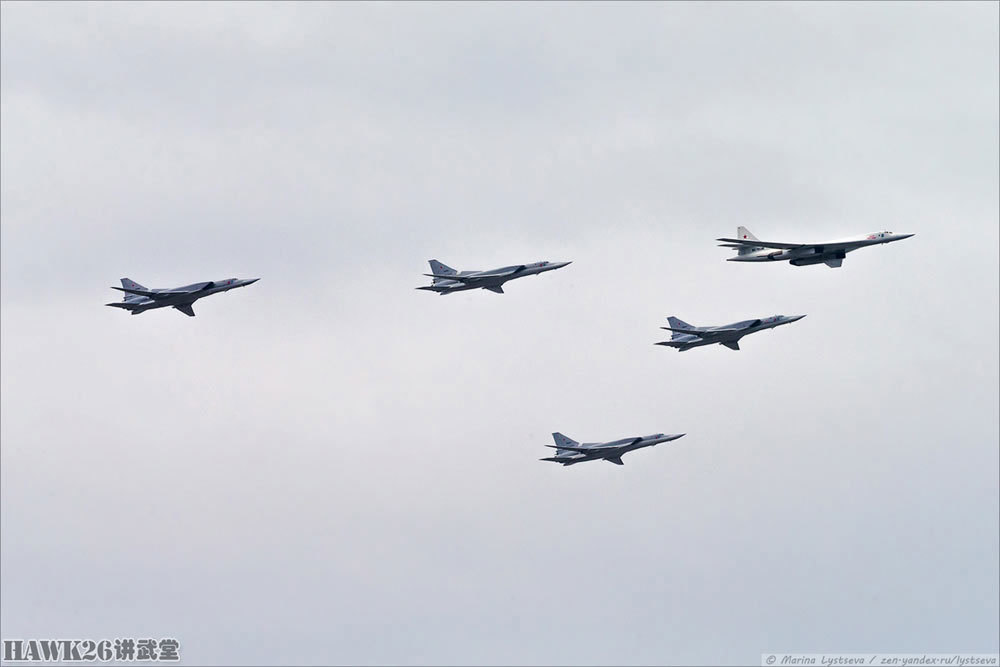 莫斯科举行胜利日阅兵受疫情影响75架战机组成的空中编队