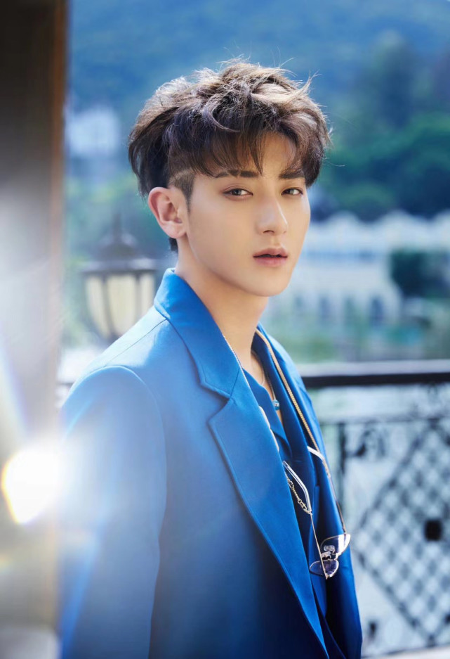 这个夏季黄子韬也爱上了蓝色西装