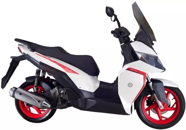 贝纳利150级绵羊踏板,前后碟刹 皮带传动,油耗2.1l售价1.38万