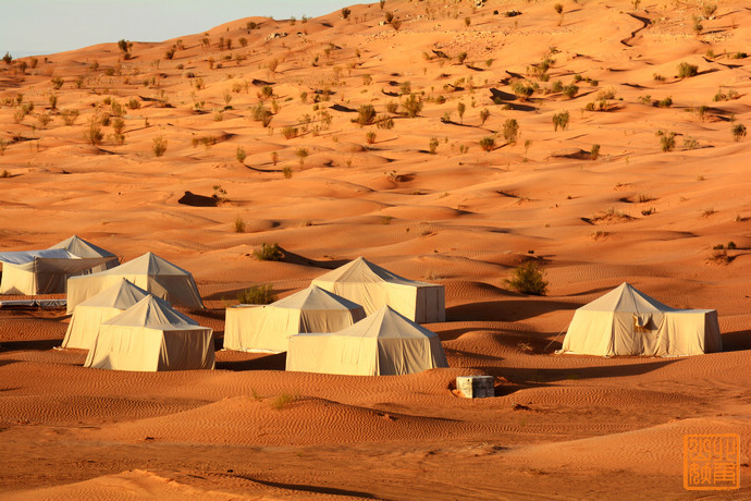 季节不同,游客数量不同,营地会变化方向移动位置增减帐篷这个火星沙漠