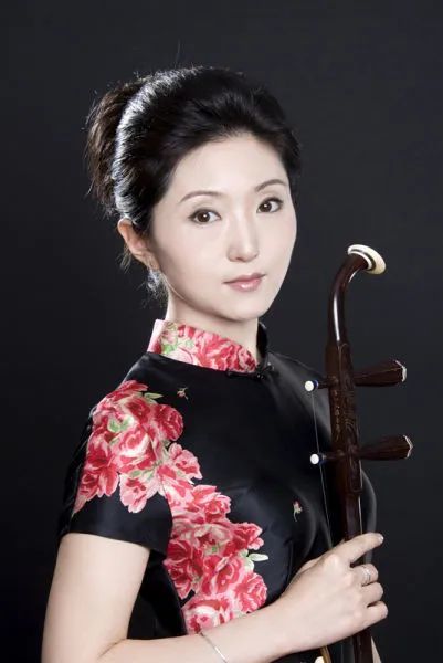 于红梅,这个被誉为"二胡女神"的美丽女子,是第一个在美国纽约卡内基