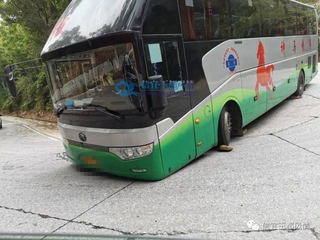 信宜一辆神马快车在急转弯时竟跪在地上