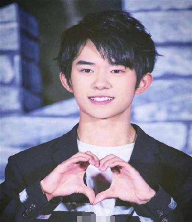 第三位就是易烊千玺了,他最喜欢的小怪癖就是比心了,千玺无论在什么