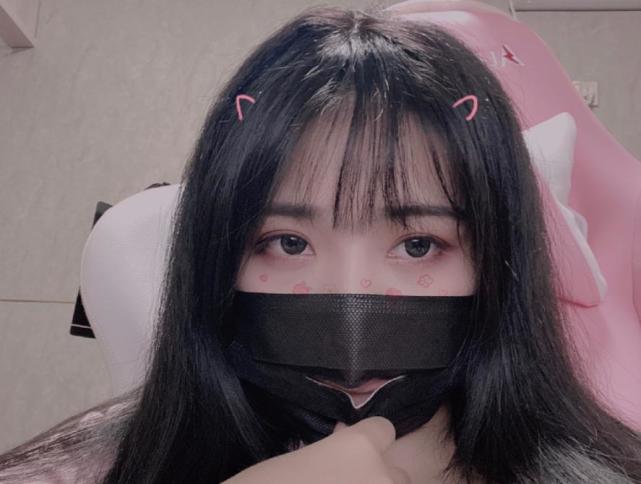 小团团厕所拍照回馈粉丝，不露脸怎么赚钱？