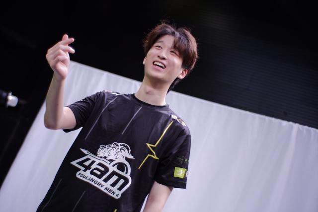 4am洲际赛定妆照出炉永远憨小鹿懵小龙主c韦神更具杀气