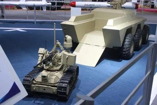 解放军新型战斗机器人服役,未来或成我军巷战利器