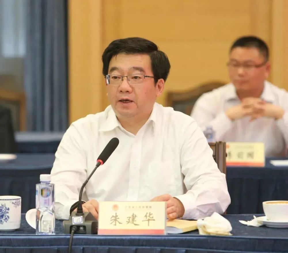 省检察院党组成员,政治部主任朱建华主持座谈会.