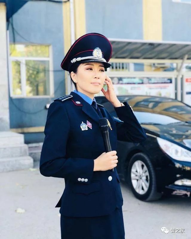 英姿飒爽的蒙古国女警察,长的漂亮还能打
