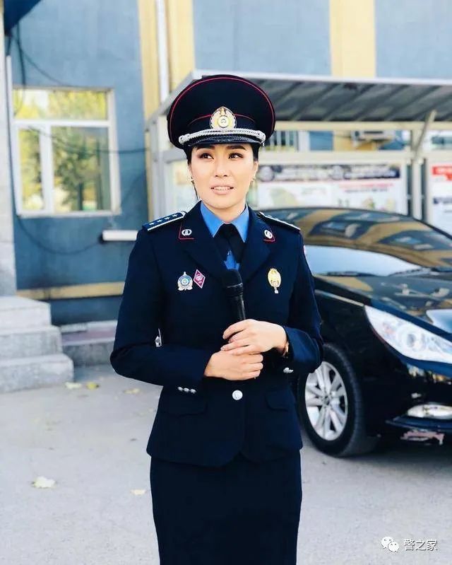 英姿飒爽的蒙古国女警察,长的漂亮还能打