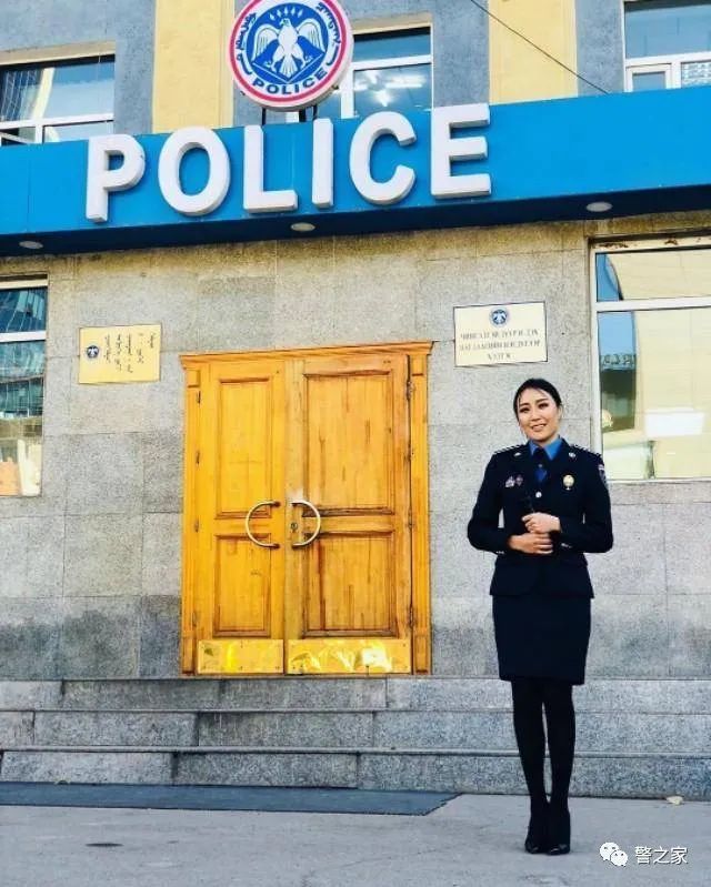 英姿飒爽的蒙古国女警察,长的漂亮还能打