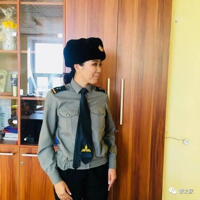 英姿飒爽的蒙古国女警察,长的漂亮还能打