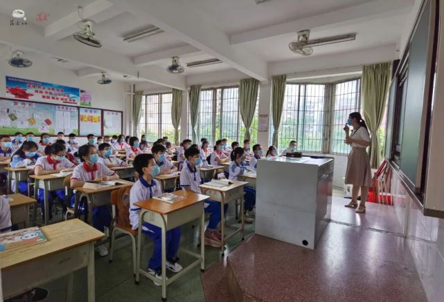 返校第一天同学们也迎来了一场室内升旗仪式市第三中学市第三中学对