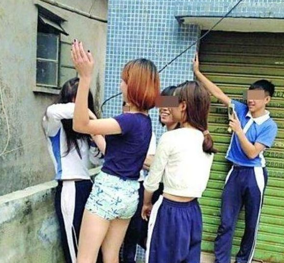 为啥初中女生"上厕所,总喜欢结伴而行?原因无非这3点,女生都懂