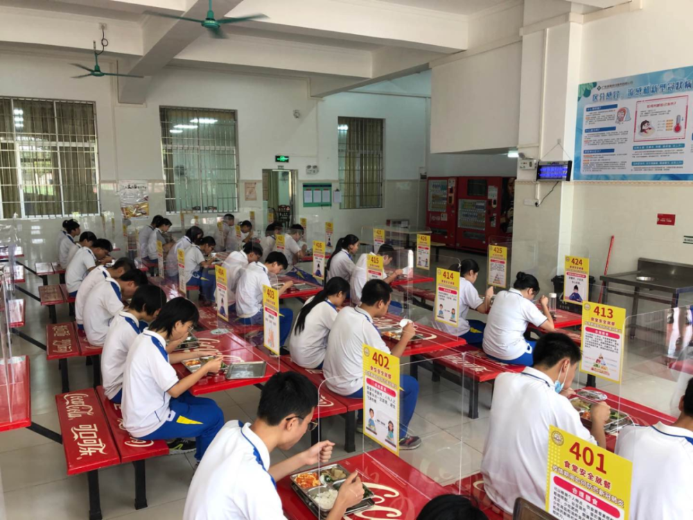 荔湾区广州市豪贤中学校门口学生测温后入校广州市东环中学学生有序进