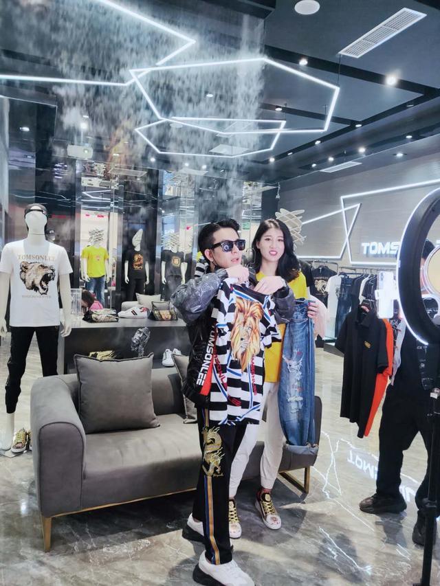 轻奢潮牌tomsonlee携手人气主播,走进重庆直播带货