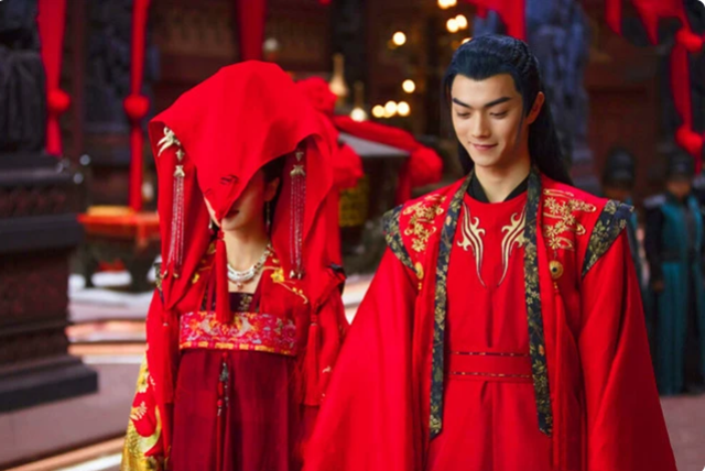 "甜不甜,看婚纱照",邓伦和杨紫还好,最后1对让全网沸腾