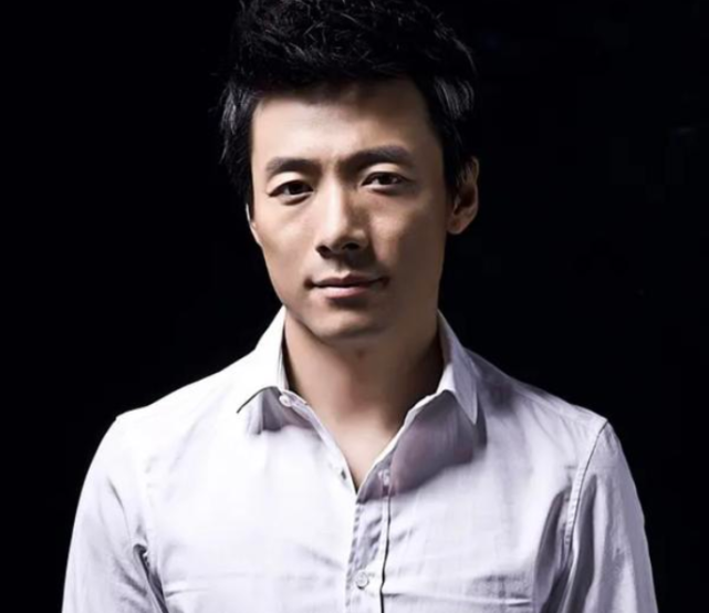 低调的祖峰没有微博不上综艺娶了第一代谋女郎为妻