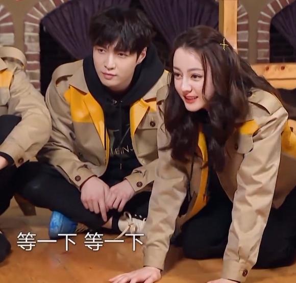 难怪热巴上车后与邓伦挤着坐,看到张艺兴身边空位放的啥,理解了