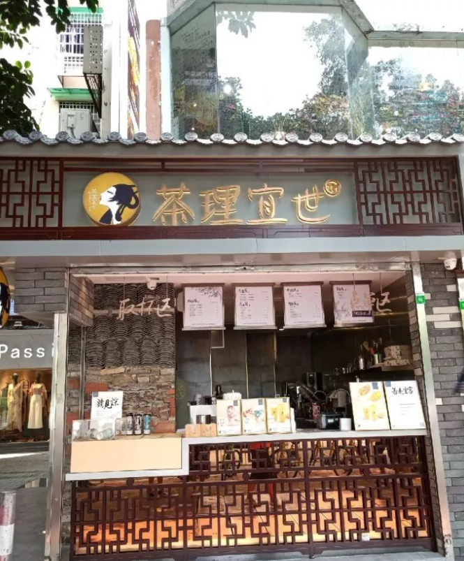 不知道什么时候起,商家起名打广告都喜欢用谐音,大街上随处可见的招牌