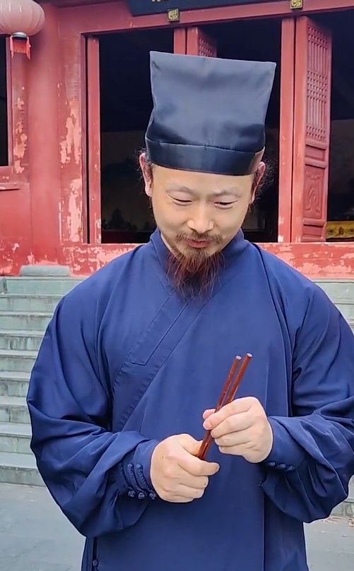 武当陈师行道长单拳冲劲震断手中筷子:内功惊人?还是江湖腥活?