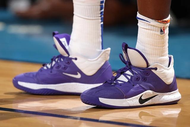 保罗乔治的好基友 赛季中加盟快船的雷吉杰克逊上脚: nike pg   这